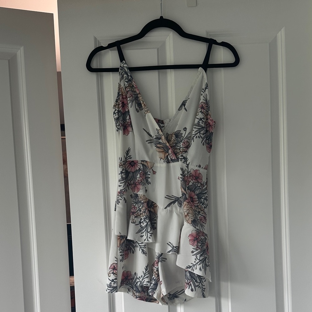 PrettyLittleThing Floral V-Neck Romper